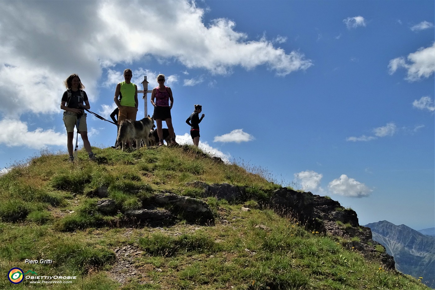 61 Alla croce di vetta del Pizzo Farno (2506 m).JPG